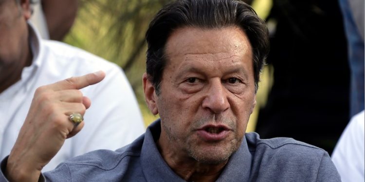 Tras recibir un impacto de bala el ex primer ministro de Pakistán se reporta estable