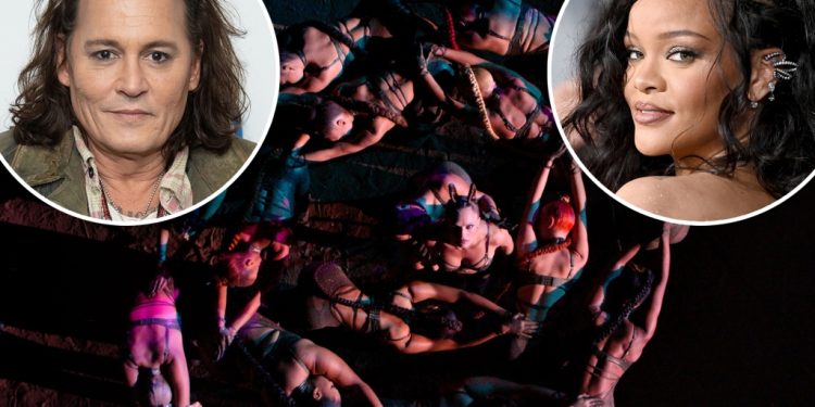 Rihanna y Johnny Deep trabajan juntos en la pasarela en el show «Savege X Fenty» en Amazon