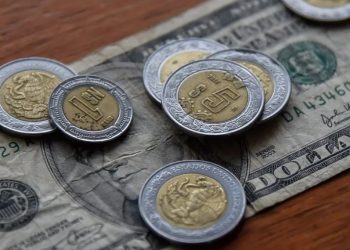 El peso inicia con ganancias y el dólar se vende en 20.03