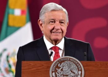 AMLO reitera invitación al Zócalo a marcha en defensa del INE