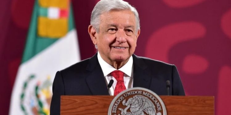 AMLO reitera invitación al Zócalo a marcha en defensa del INE