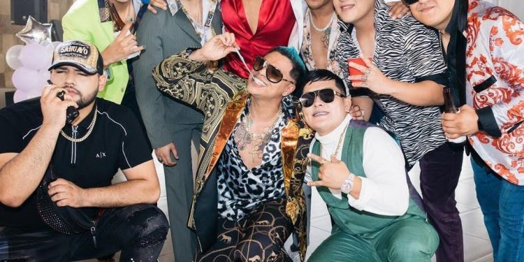 Grupo Firme y Joss Favela lanzan video musical con participación la de Adrián Uribe