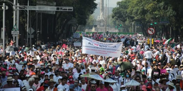 AMLO aseguró que se defendió en marcha a la corrupción y lo califica como una especie de «striptease político del conservadurismo»