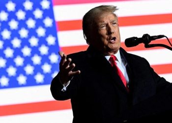 Denuncia Donald Trump fraude electoral tras derrota de Kari Lake en Arizona