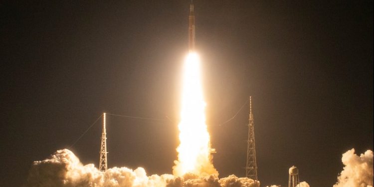 La NASA logra con exito el despegue del cohete de Artemis 1