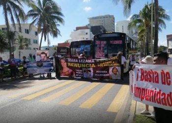 Activistas bloquean el boulevard Kukulcán de Cancún