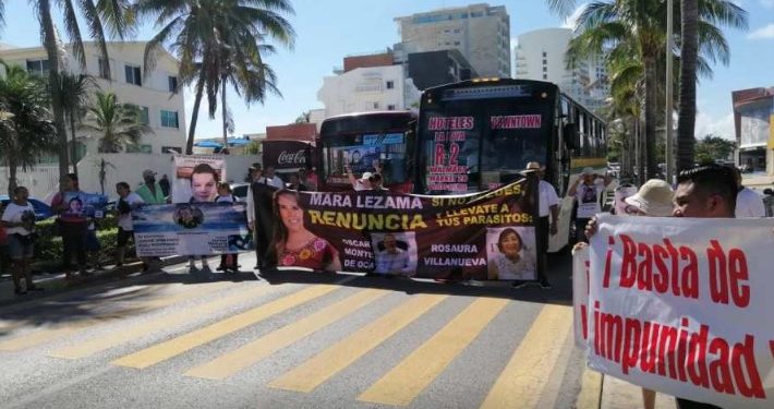 Activistas bloquean el boulevard Kukulcán de Cancún