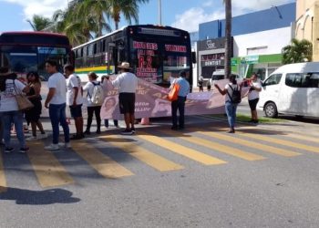 Tras el bloqueo a la zona hotelera de Cancún alrededor de 250 pasajeros de American Air perdieron su vuelos; Jesús Almaguer denunciará a responsables