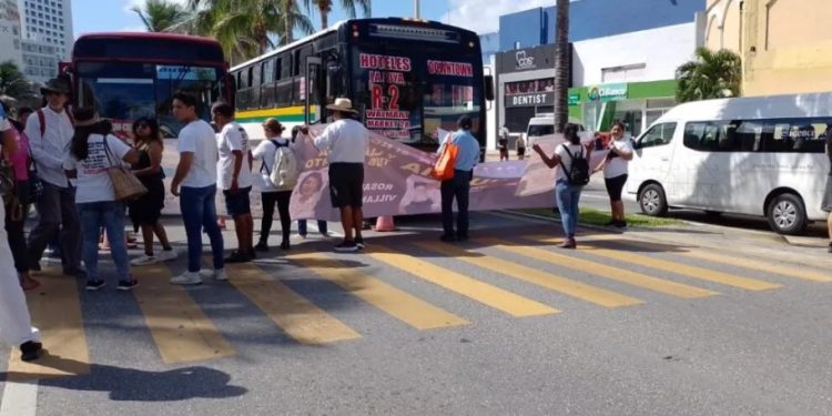 Tras el bloqueo a la zona hotelera de Cancún alrededor de 250 pasajeros de American Air perdieron su vuelos; Jesús Almaguer denunciará a responsables