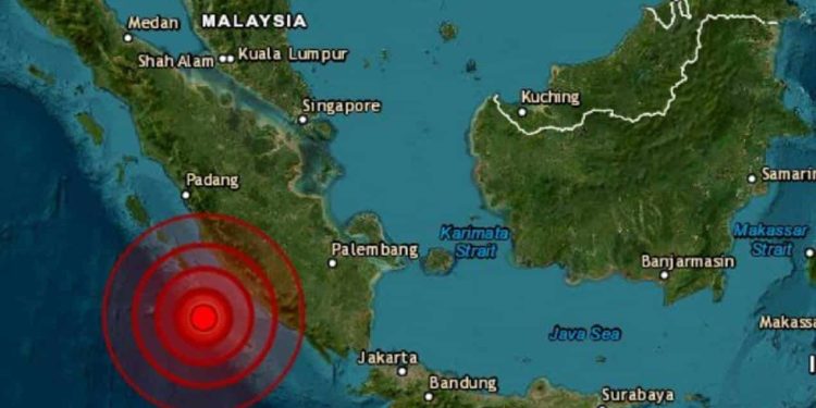 Un sismo de magnitud 6.9 sacude la costa occidental de Indonesia