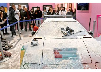 Ambientalistas protestan contra cambio climatico, atacan obras de arte en Milán, París y Oslo