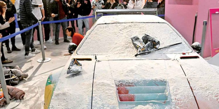 Ambientalistas protestan contra cambio climatico, atacan obras de arte en Milán, París y Oslo