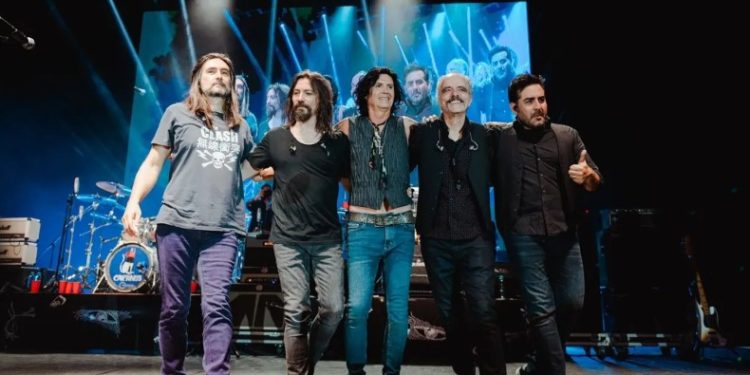 Ni la lluvia pudo interponerse en la cita que Cancún tenía este viernes con Caifanes