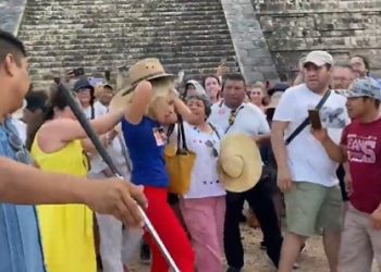 Turista sube a la pirámide de Kukulcán en Chichén-Itzá, Yucatán y casi termina linchada