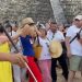 Turista sube a la pirámide de Kukulcán en Chichén-Itzá, Yucatán y casi termina linchada