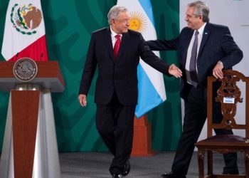 AMLO niega distanciamiento y diferencia con el presidente argentino por BID