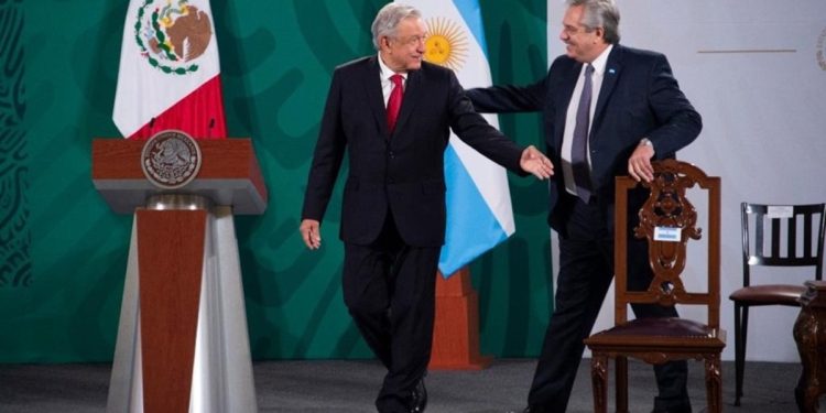 AMLO niega distanciamiento y diferencia con el presidente argentino por BID
