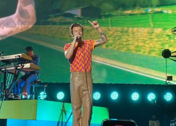 Harry Styles recibió dos peluches Dr. Simi que sus fans le lanzaron durante el show en Monterrey