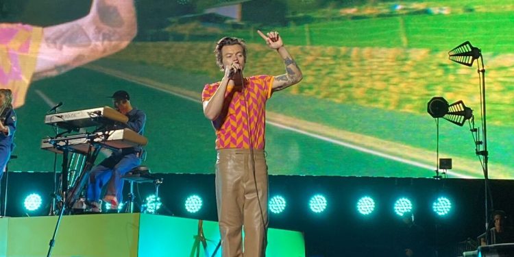Harry Styles recibió dos peluches Dr. Simi que sus fans le lanzaron durante el show en Monterrey