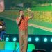 Harry Styles recibió dos peluches Dr. Simi que sus fans le lanzaron durante el show en Monterrey