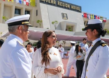 La gobernadora de Quintana Roo asiste a la celebración del Día de la Armada y entrega de condecoraciones por años ininterrumpidos de servicio
