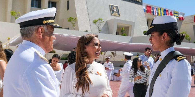 La gobernadora de Quintana Roo asiste a la celebración del Día de la Armada y entrega de condecoraciones por años ininterrumpidos de servicio