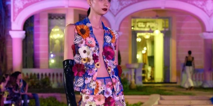 Destacan Alexia Ulibarri y Abel López en el Mercedes-Benz Fashion Week Mérida