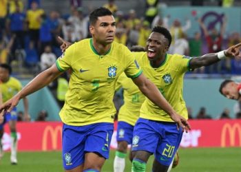 Llegan bailando los jugadores de la selección brasileña al duelo contra Suiza