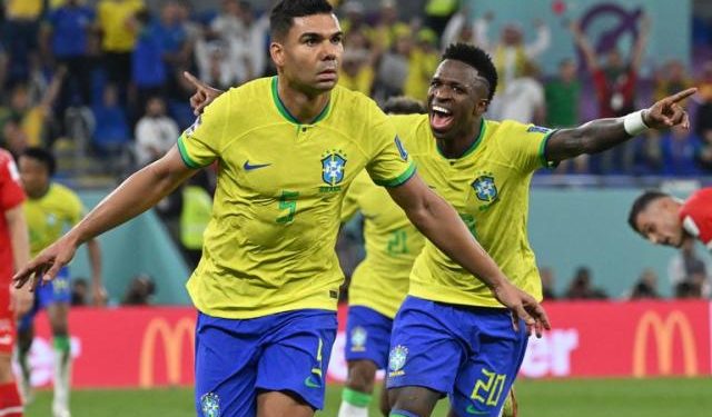 Llegan bailando los jugadores de la selección brasileña al duelo contra Suiza