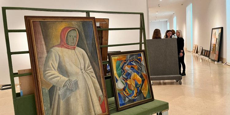 Trasladan unas 70 obras de arte de Ucrania a España