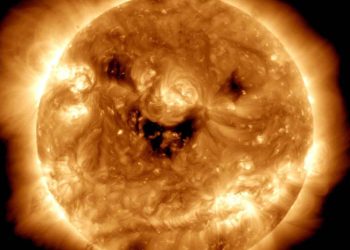 El Telescopio de la Nasa Capta peculiar foto del Sol donde se asemeja a una «carita feliz»