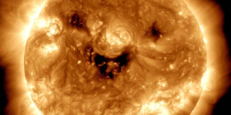 El Telescopio de la Nasa Capta peculiar foto del Sol donde se asemeja a una «carita feliz»