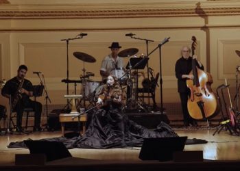 Emociona y pone de pie al público Natalia Lafourcade en el concierto Carnegie Hall de Nueva York
