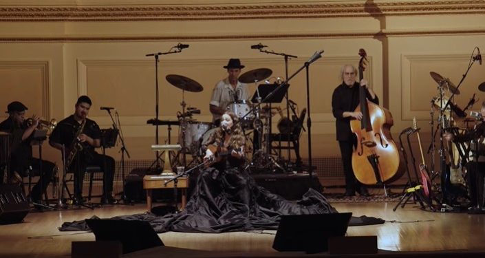 Emociona y pone de pie al público Natalia Lafourcade en el concierto Carnegie Hall de Nueva York