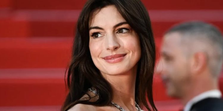Anne Hathaway reconoce que las circunstancias de las mujeres han mejorado pero aun falta más apoyo