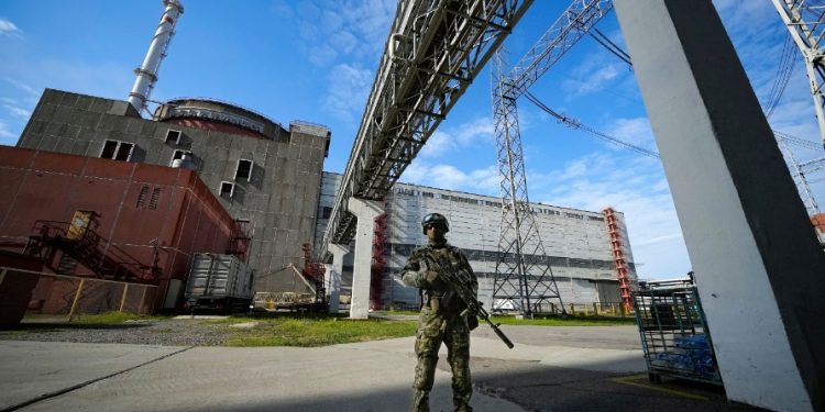 Desconectan de la red eléctrica la planta de energía nuclear de Zaporizhzhia por bombardeos rusos