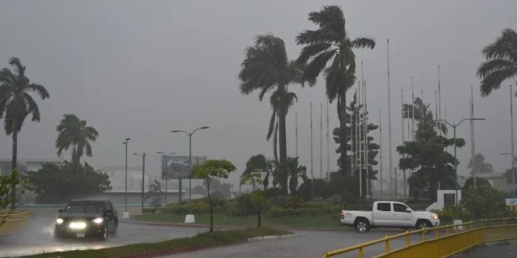‘Lisa’, se ha degradado de huracán a tormenta tropical, suspenden clases en Tabasco, Campeche y Quintana Roo
