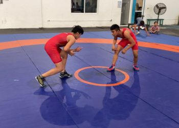 Dotan con nuevo tatami a equipo de luchas asociadas de la Unidad Deportiva Bicentenario en Chetumal