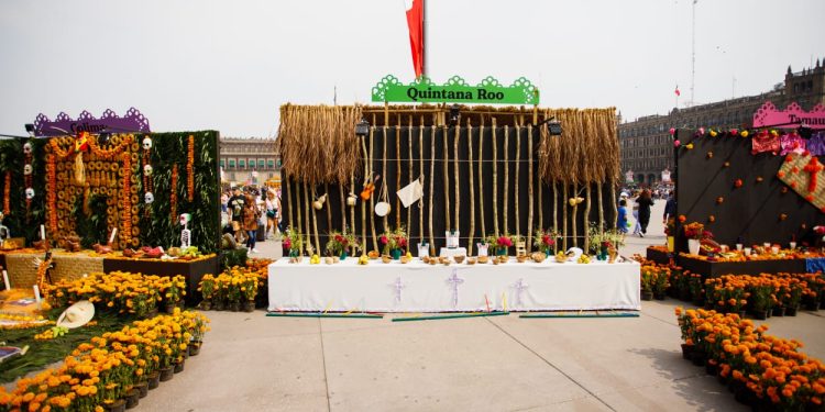 Quintanarroenses participan en la celebración nacional del Día de Muertos