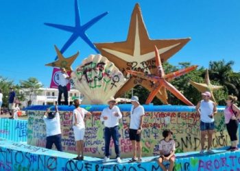 Manifestantes marchan a favor del INE en Quintana Roo