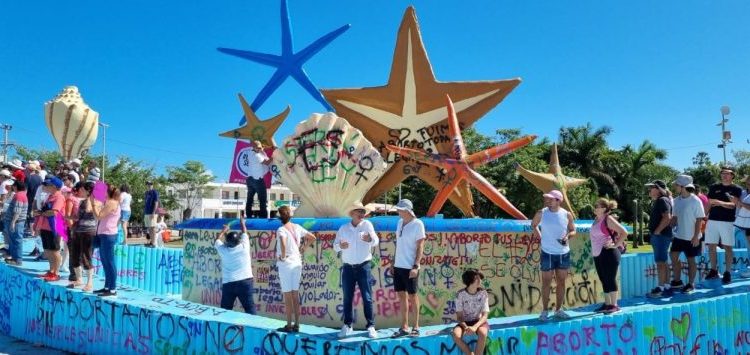 Manifestantes marchan a favor del INE en Quintana Roo
