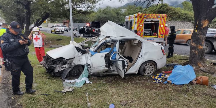 Al menos tres personas fallecieron tras accidente vehicular en Nuevo León
