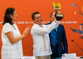 Luis Antonio Canché Briceño fue galardonado con el Premio de Literaturas Indígenas de América en la FIL de Guadalajara