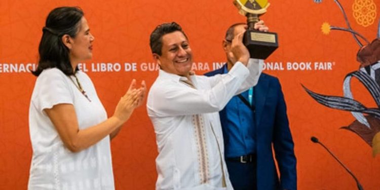 Luis Antonio Canché Briceño fue galardonado con el Premio de Literaturas Indígenas de América en la FIL de Guadalajara