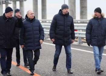 Putin recorre en un Mercedes y a pie puente de Crimea parcialmente destruido