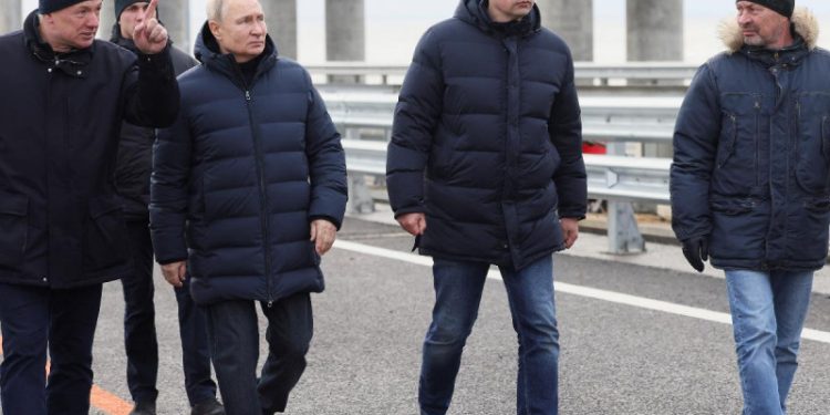 Putin recorre en un Mercedes y a pie puente de Crimea parcialmente destruido