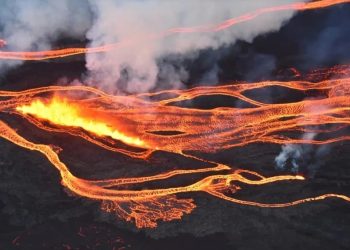 La lava del Mauna Loa de Hawái avanza hacia los principales caminos de la zona