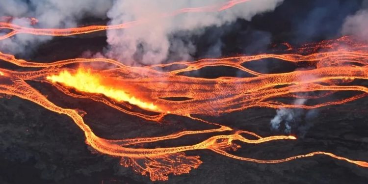 La lava del Mauna Loa de Hawái avanza hacia los principales caminos de la zona