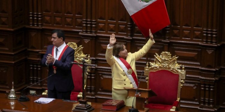 Toma protesta Dina Boluarte como la primera presidenta mujer de Perú, después de la destitución de Pedro Castillo