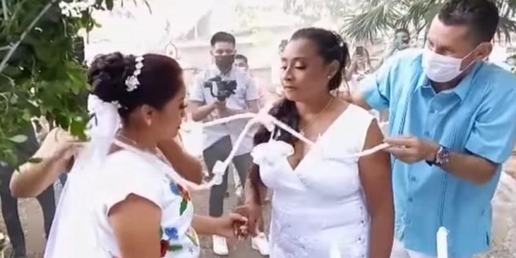 Celebran la primera boda maya entre mujeres en Quintana Roo